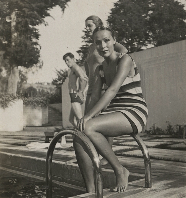 Dolores del Río and friends by the pool.