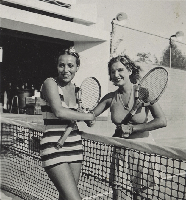 Dolores del Río plays tenis.