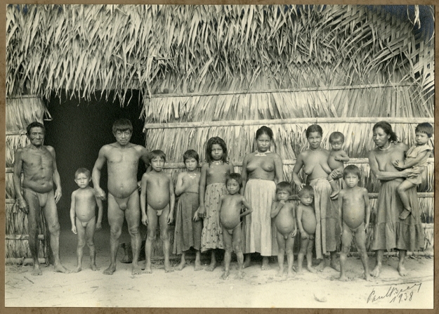 Famille d’indiens devant une hutte, 1938.